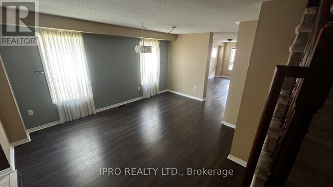 26 Atlantis Dr in Whitby, ON - Building Photo - Building Photo