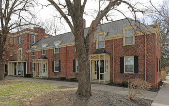 Mariemont Townhomes in Cincinnati, OH - Foto de edificio - Building Photo