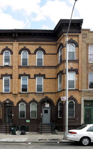 216 Schaefer St in Brooklyn, NY - Building Photo