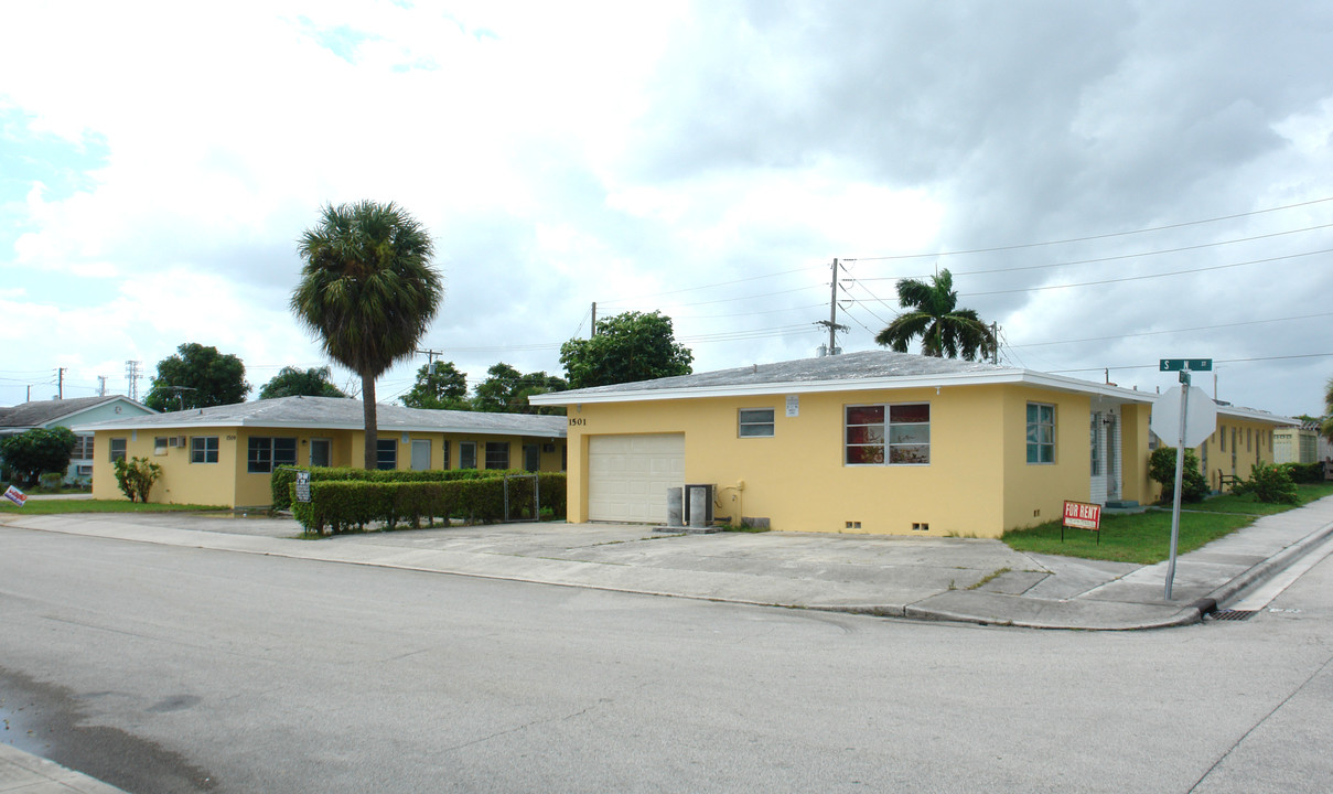 Bears Apartments in Lake Worth, FL - Building Photo