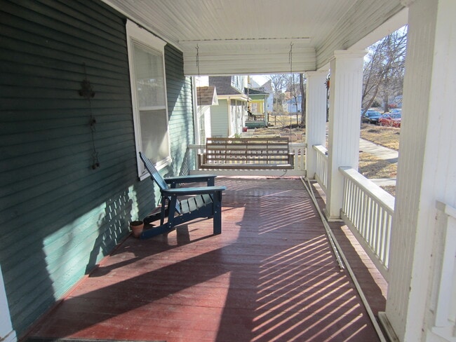 1328 Vermont St, Unit 4 in Lawrence, KS - Foto de edificio - Building Photo