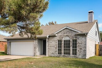 1009 Neptune Ct in Cedar Hill, TX - Foto de edificio - Building Photo