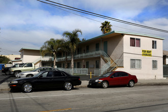 211-221 W. G St. in Wilmington, CA - Foto de edificio - Building Photo