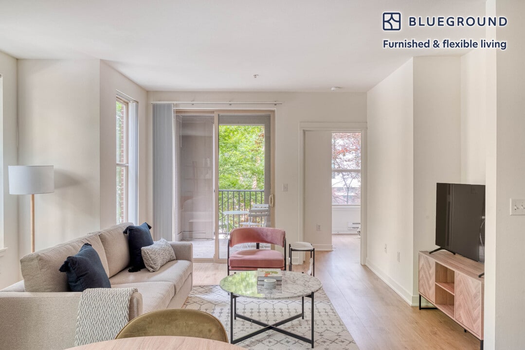 11000 NE 10th St in Bellevue, WA - Building Photo