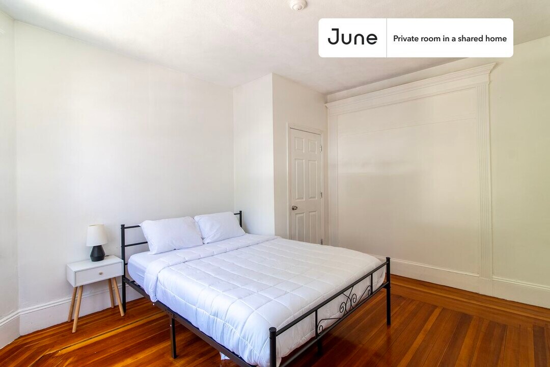 Private bedroom in 5 bed/2 bath Home in Boston, MA - Building Photo