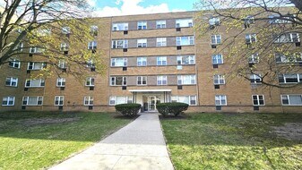 2025 W Granville Ave, Unit B305 in Chicago, IL - Building Photo