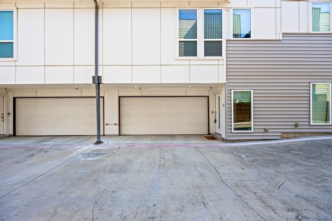 4690 Monarch St, Unit 20 in Dallas, TX - Foto de edificio - Building Photo