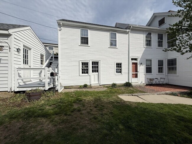 32 Mount Pleasant St, Unit 2 in Rockport, MA - Foto de edificio - Building Photo