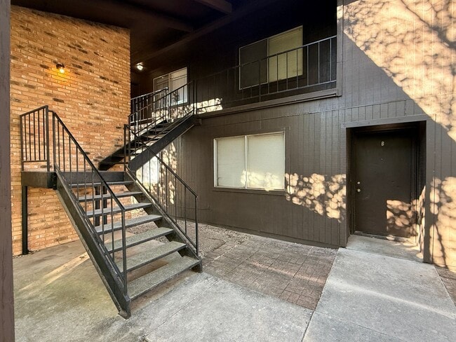 property at 206 W Mockingbird Ln