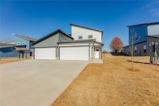 1500 SW Casuarina Dr in Bentonville, AR - Building Photo