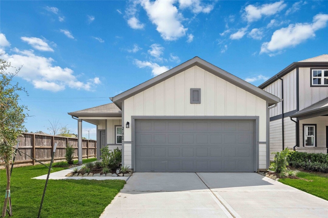 21464 Austell Pond Dr in Porter, TX - Building Photo