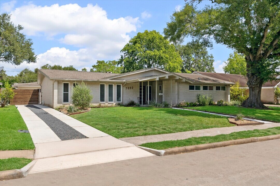 7822 Braesview Ln in Houston, TX - Building Photo