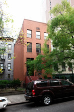 341 W 48th St in New York, NY - Building Photo - Building Photo