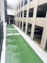 540 Brickell Key Dr, Unit 214 in Miami, FL - Foto de edificio - Building Photo