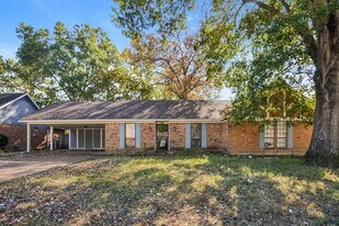 6765 Henredon Dr in Memphis, TN - Building Photo