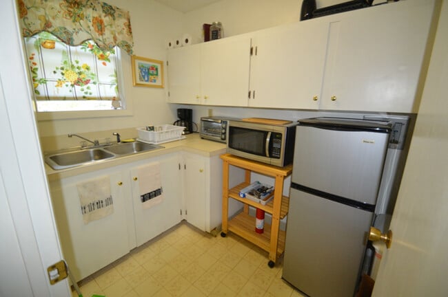 28 Merton Rd, Unit Rear in Newport, RI - Building Photo - Building Photo