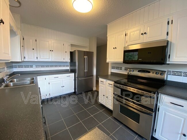 166 Cariboo Rd in Kelowna, BC - Building Photo - Building Photo