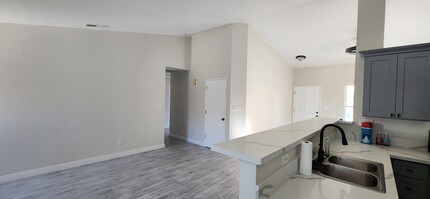 918 Joplin Ct in Bakersfield, CA - Foto de edificio - Building Photo
