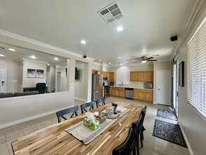8842 Sierra Linda Dr in Las Vegas, NV - Foto de edificio - Building Photo