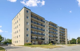 1 Bernick Dr in Barrie, ON - Building Photo