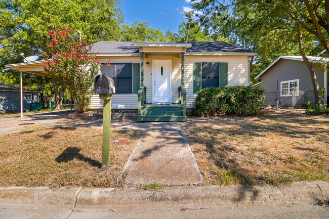 1021 Moss St in Gainesville, TX - Building Photo - Building Photo