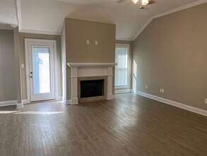 160 Livingston Way in Jackson, TN - Foto de edificio - Building Photo