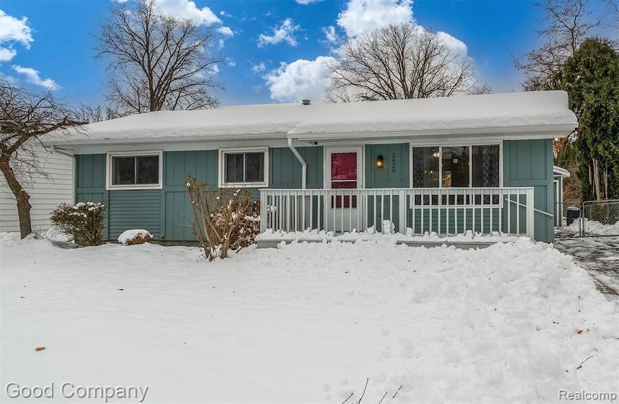 2829 Wall St in Keego Harbor, MI - Building Photo