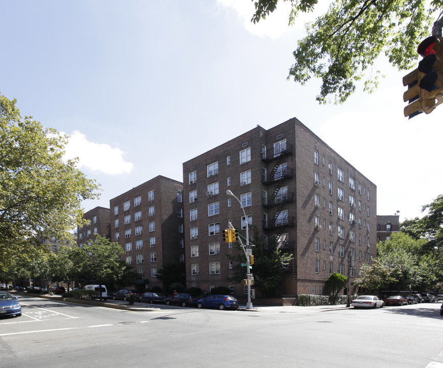 90-10 34th Ave in Jackson Heights, NY - Building Photo