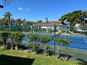 9645 NW 1st Ct in Pembroke Pines, FL - Foto de edificio - Building Photo