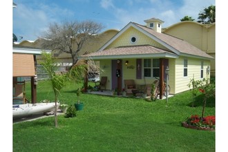 Candlelight Cottages in Rockport, TX - Building Photo - Building Photo