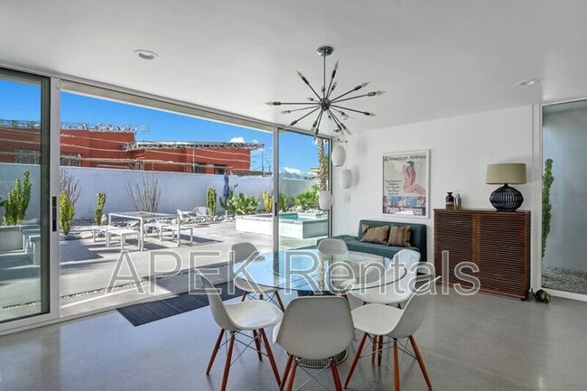 3133 N Sunnyview Dr in Palm Springs, CA - Foto de edificio - Building Photo