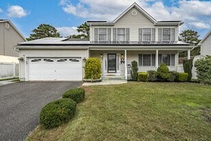 4 Red Maple Ct in Toms River, NJ - Building Photo