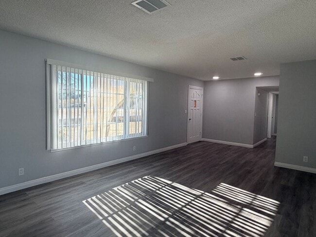 10341 N Loop Blvd in California City, CA - Building Photo - Building Photo