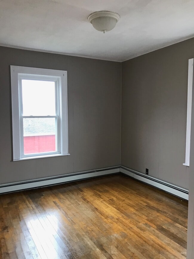 527 Champlain St, Unit SecondLevel in Berlin, NH - Building Photo - Building Photo