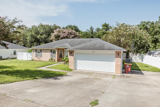 1319 Jefferyscot Dr in Crestview, FL - Foto de edificio - Building Photo