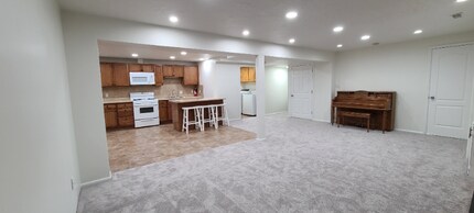 7438 Camelback Cir in Cottonwood Heights, UT - Foto de edificio - Building Photo