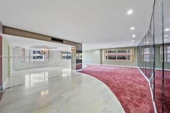 5255 Collins Ave in Miami Beach, FL - Building Photo - Building Photo