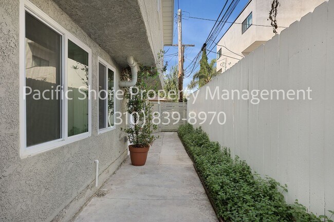 2326 Carmona Ave in Los Angeles, CA - Building Photo - Building Photo
