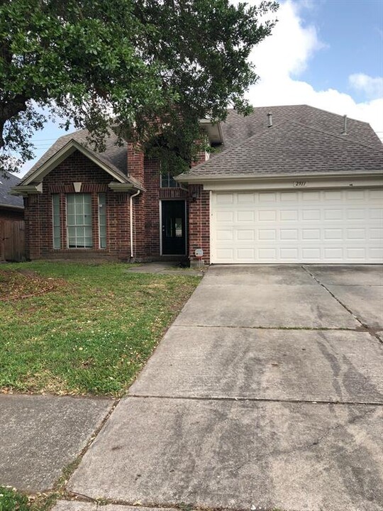 2911 Sailors Moon Dr in Friendswood, TX - Building Photo