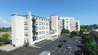 2451 W Howard St in Chicago, IL - Building Photo