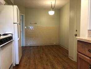 11 Crescent Sq, Unit #3 in Newton, MA - Foto de edificio - Building Photo