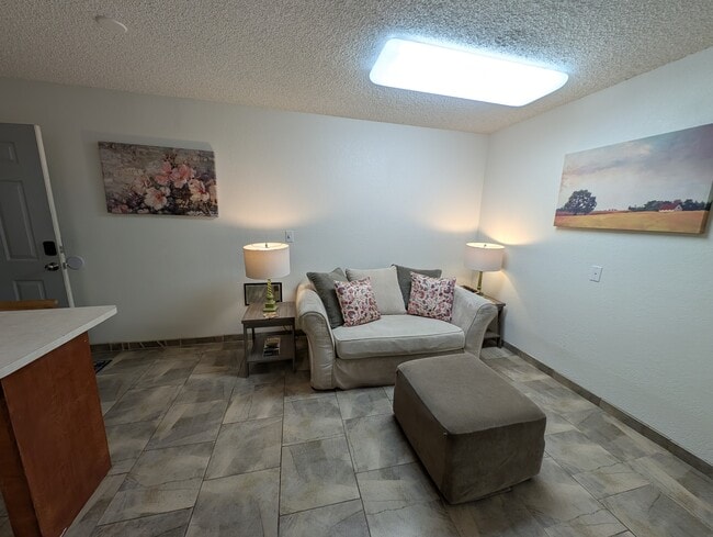 605 Flora St, Unit Apartment