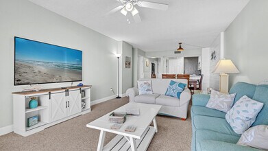7205 Thomas Dr in Panama City Beach, FL - Building Photo - Building Photo