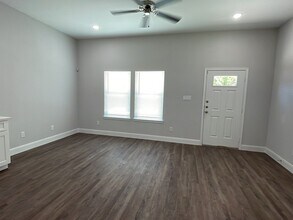 832 Elkhart St in Houston, TX - Building Photo - Building Photo