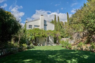 373 Loftyhill Dr in Malibu, CA - Building Photo