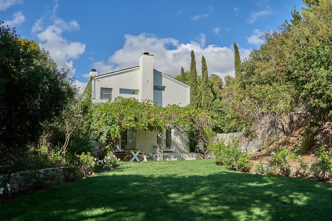 373 Loftyhill Dr in Malibu, CA - Building Photo