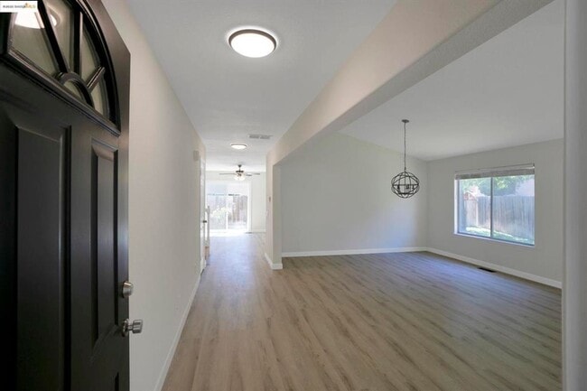 2490 Ponte Mira Way in Tracy, CA - Building Photo - Building Photo