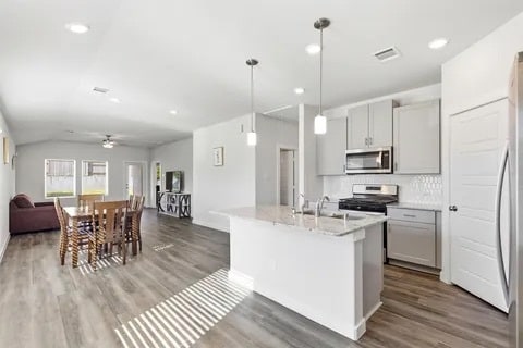 216 Shore Pointe Ct in Montgomery, TX - Foto de edificio - Building Photo