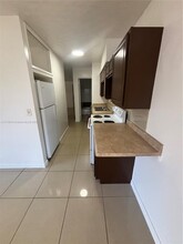 610 NE 12th Ave, Unit 4 in Hallandale Beach, FL - Building Photo - Building Photo