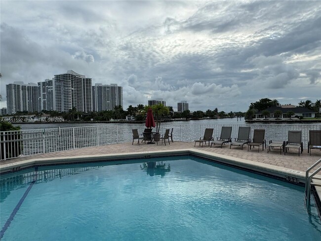 3161 S Ocean Dr, Unit OVER SIZED INTERCOASTAL V in Hallandale Beach, FL - Building Photo - Building Photo